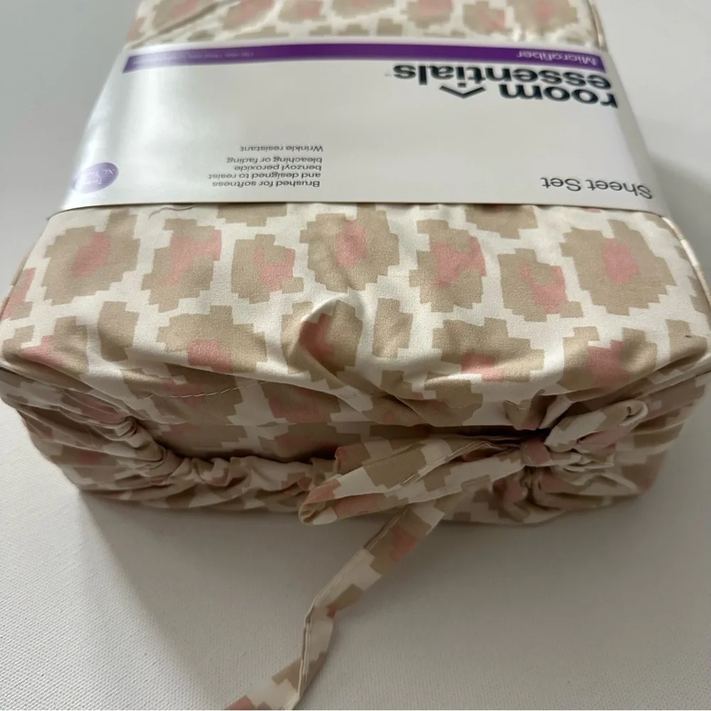 Room Essentials Microfiber Sheet Set in Cream and Pink Pattern Size Twin/Twin XL
